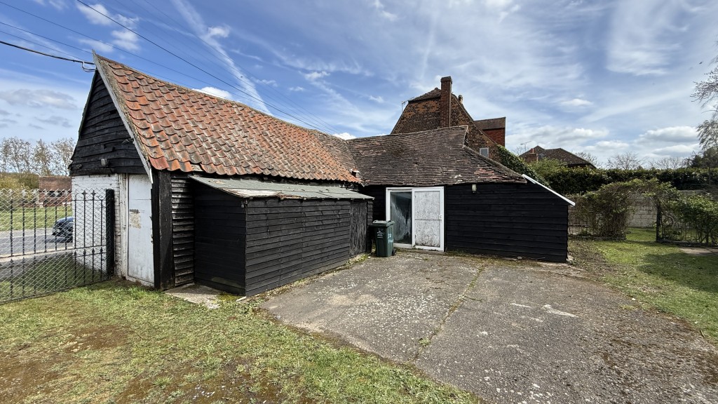 Lot: 130 - SUBSTANTIAL PERIOD PROPERTY WITH MULTIPLE BUILDINGS REQUIRING REFURBISHMENT - External image of the rear of the Forge building